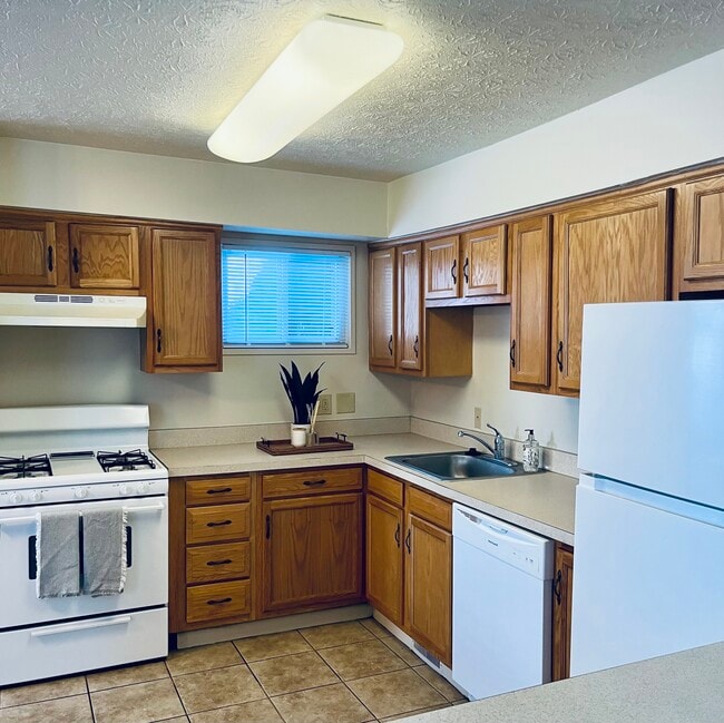 2633-8 Kitchen - Chamberlain and Lawnfair Apartments