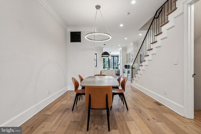 Foto del edificio - 914 Westminster St NW