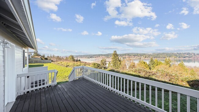 Foto del edificio - 3 Bed 2 Bath - Excellent Condition - Spectacular Views - Landscaping Included - NAS Whidbey