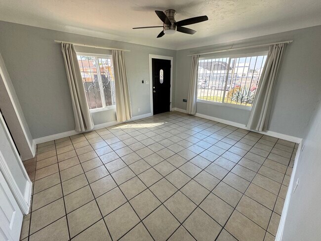Building Photo - 3014 S Cochran Ave