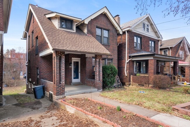 Spacious 3-Bedroom Home w/ Parking & Centr... - Spacious 3-Bedroom Home w/ Parking & Centr...