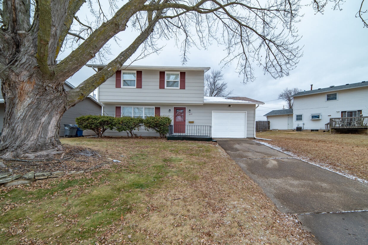 3034 Magnolia Dr, Bettendorf, IA 52722 House Rental in Bettendorf, IA