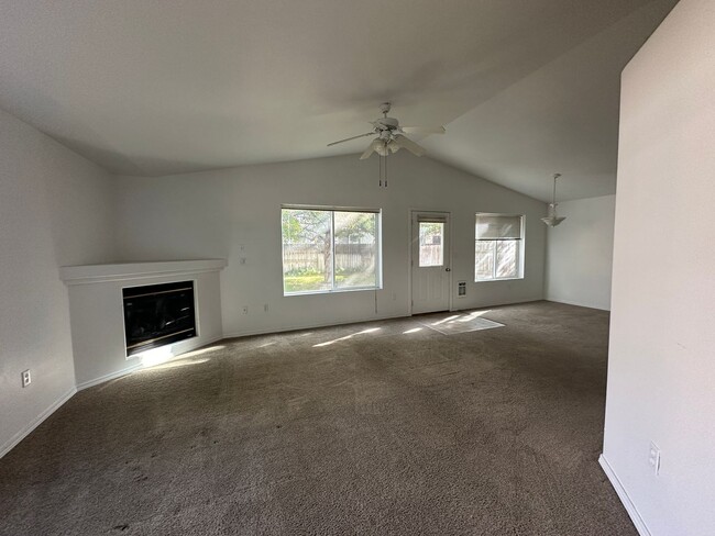 Foto del edificio - Single Level 2 Bedroom / 2 Bathroom Duplex...