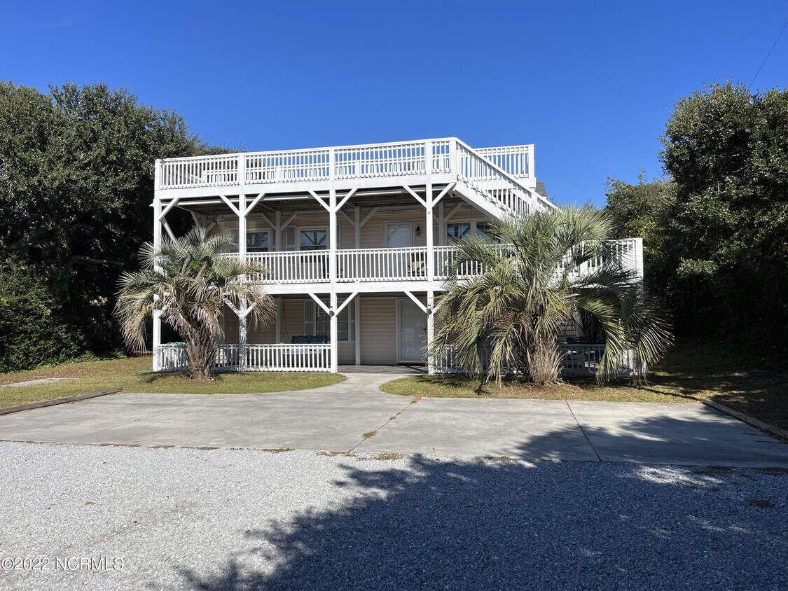 Foto del edificio - 5708 Emerald Dr
