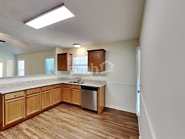 Foto del edificio - 504 Commendable Ln