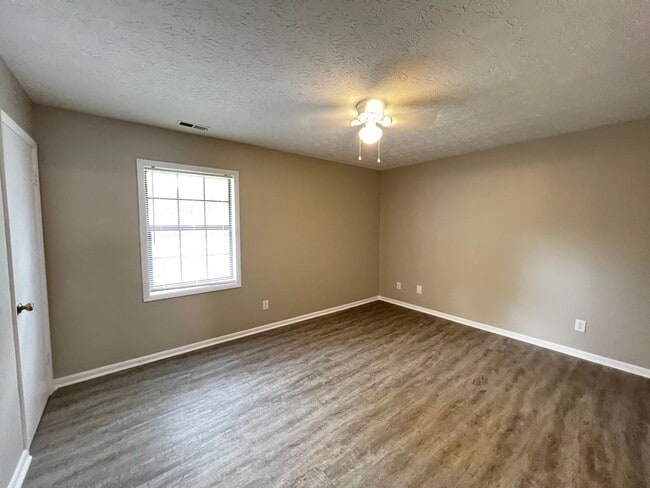 Building Photo - 1429-D Ireland Drive - No Pets