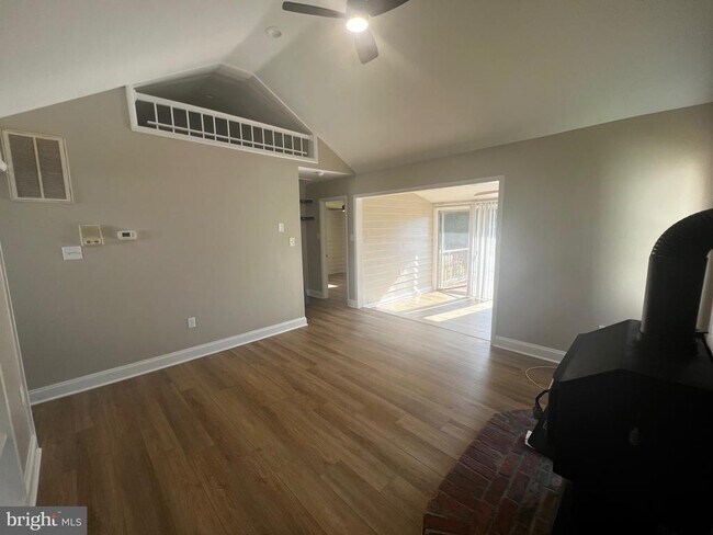 Foto del edificio - 3416 Meadow Ln