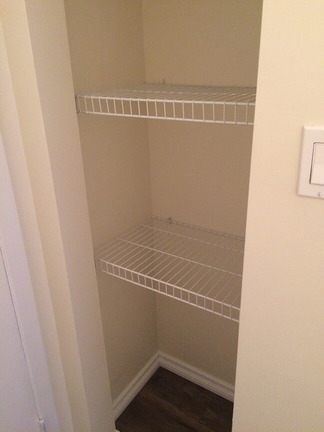 Building Photo - 2 Bed 1 Bath Unit in Edmonton, AB