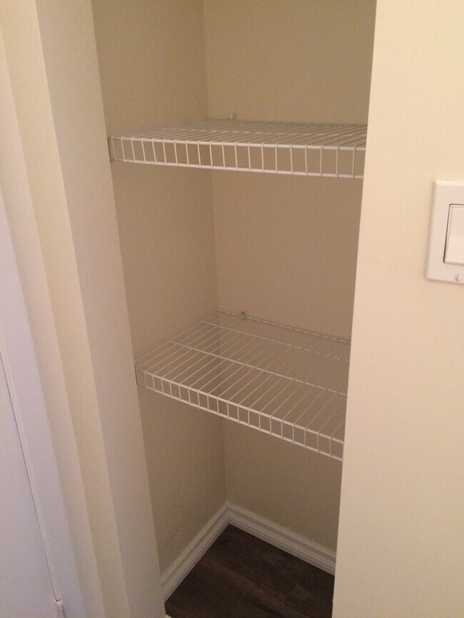 Photo du bâtiment - 2 Bed 1 Bath Unit in Edmonton, AB