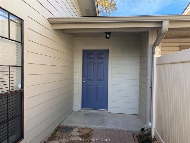 Foto del edificio - 2501 Longmire Dr