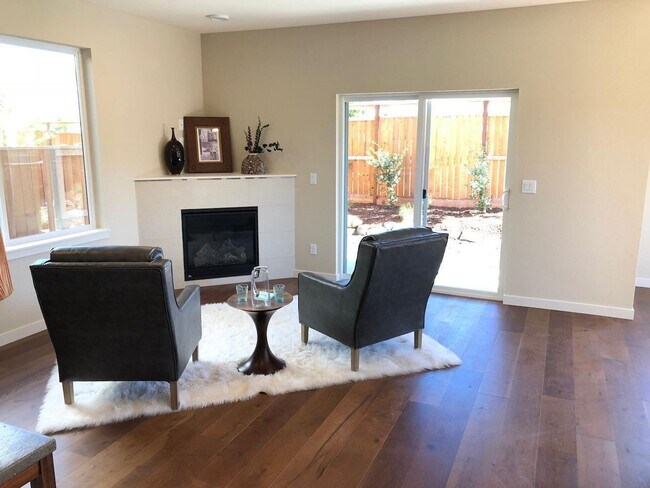 Foto del edificio - Newer Three bed, 2.5 bath Talent Home | Av...