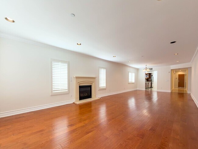 Foto del edificio - Spacious 3BR Condo with Luxury Finishes in Brentwood!