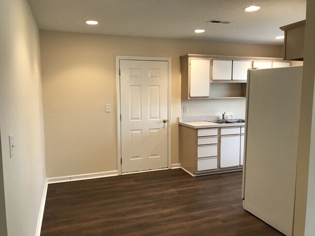 Foto del edificio - Pet Friendly 3 Bedroom, 2 Bath Home with Garage and Fenced In Back Yard!