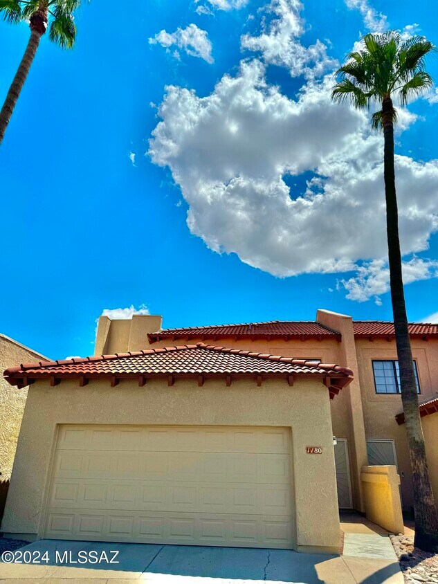 Primary Photo - 1180 N Corinthian Pl