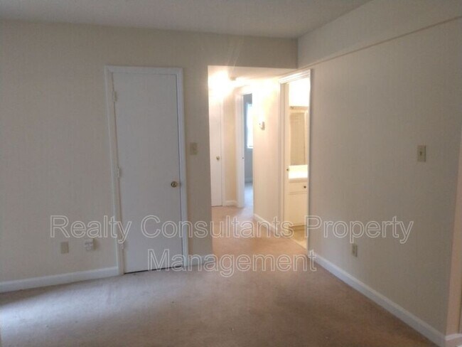 Foto del edificio - 1003 Robinhood Rd