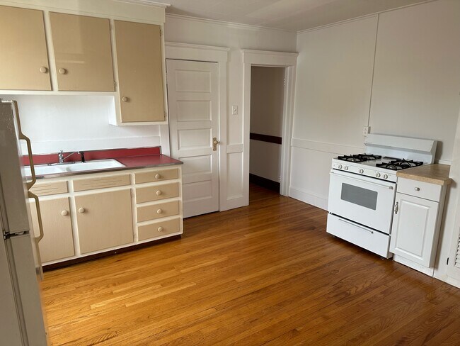 Kitchen - 235 Montowese St