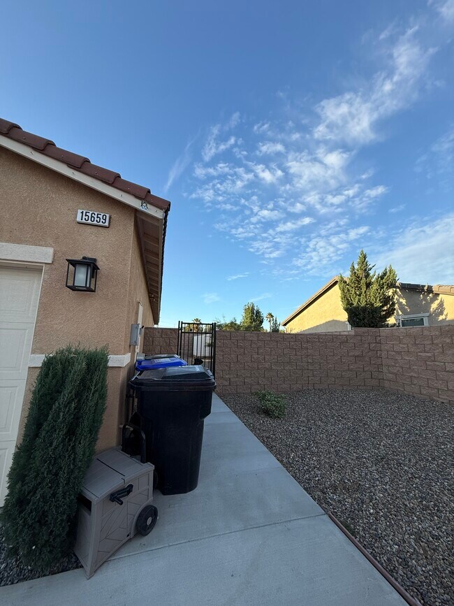 Puerta lateral - 15659 Whispering Creek Way