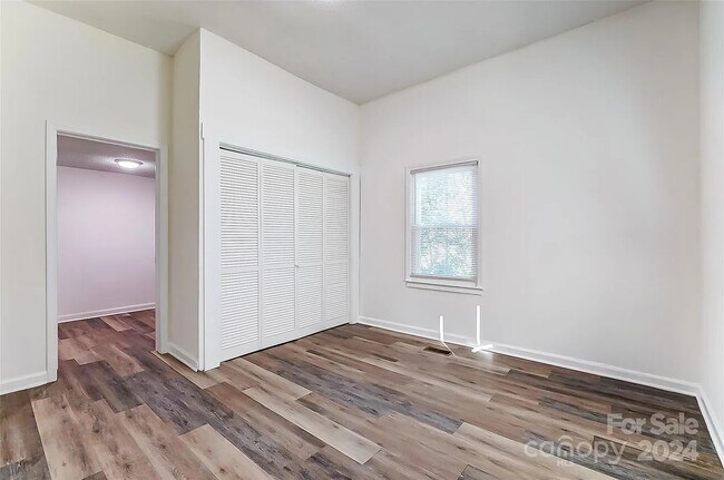 Foto del edificio - 110 E 5th Ave
