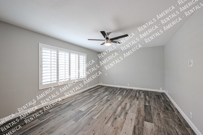 Building Photo - Stunning Open Concept Floorplan with Pool!