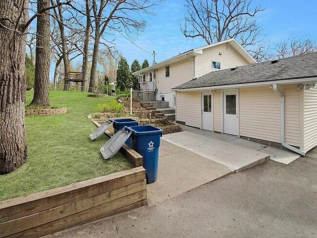 Foto del edificio - 2657 Magnolia Ln N