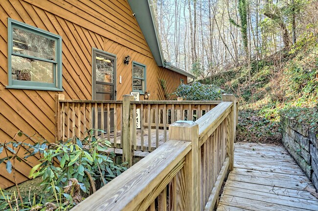 Building Photo - 1021 Saddle Back Cir