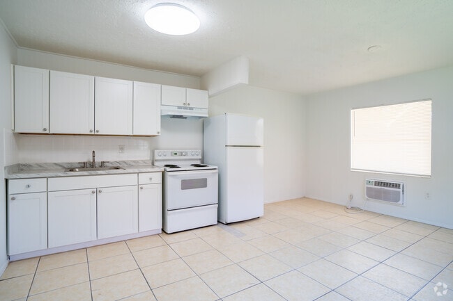 1BD, 1BA - 550SF - Kitchen / Living Room - Lexington Court Apartments