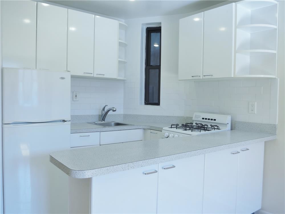 Foto principal - 427 E 83rd St