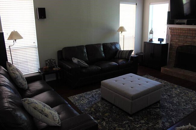 Foto del edificio - 2213 Ellis Dr
