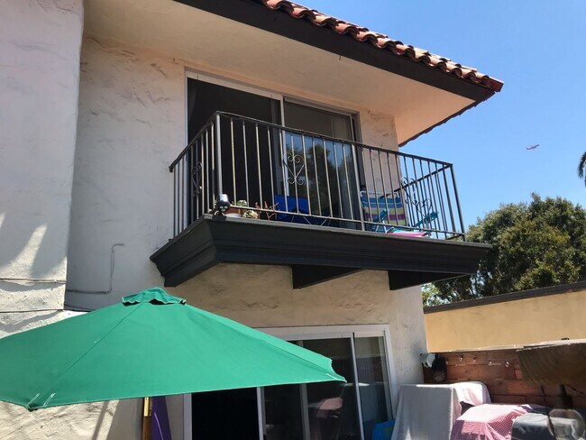 Foto del edificio - Beautiful Townhome with large fenced back patio, second story balcony, and two covered parking spots