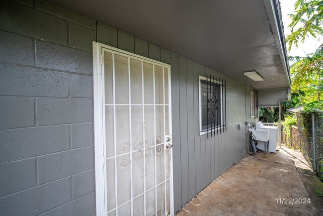 Building Photo - $2,000 /  2 Bed/ 1 Bath Spacious Duplex Ce...
