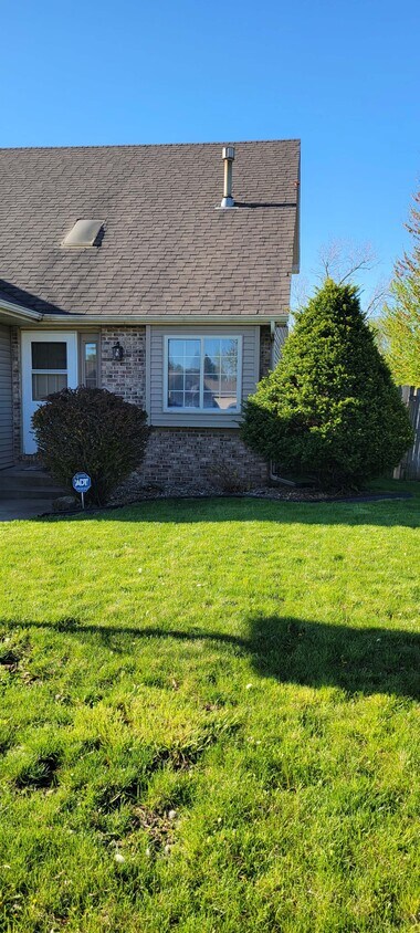 2 bedroom townhouse - 1461 Truman Dr