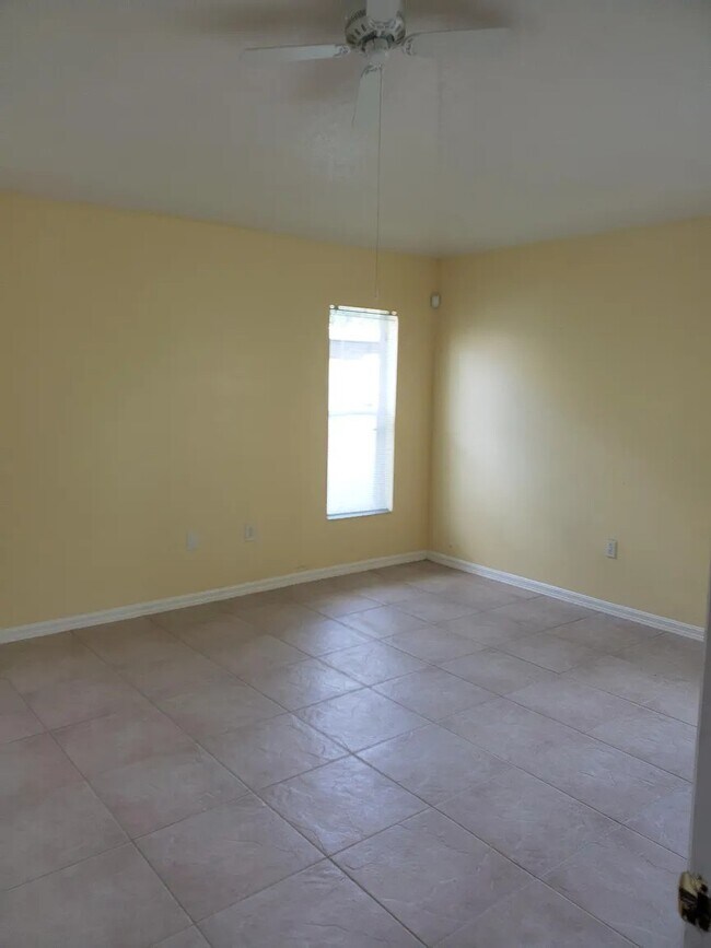 Foto del edificio - 3560 Benson Park Blvd