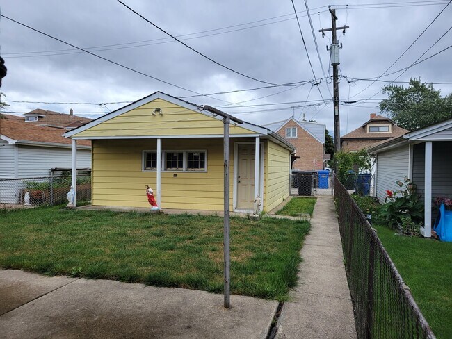 Building Photo - 4635 S Kedvale Ave