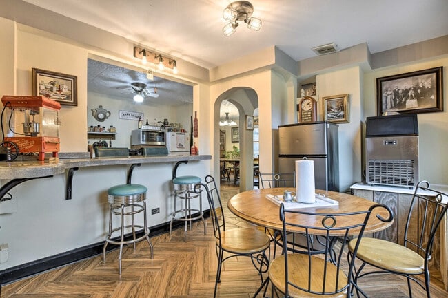 Foto del edificio - 27W272 E Devon Ave