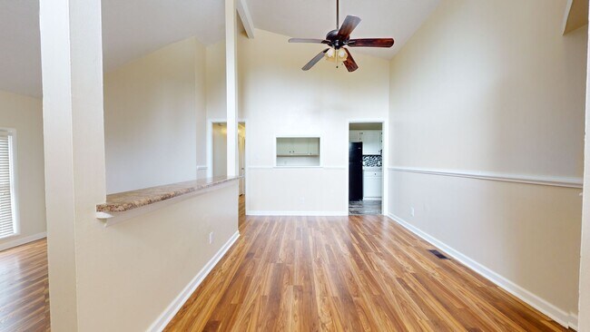 Foto del edificio - $500 OFF First Month's Rent! 3 Bedrooms wi...