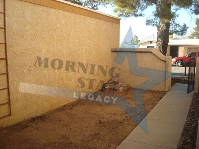 Building Photo - Cute Townhouse in Desirable Area- Close to everything!