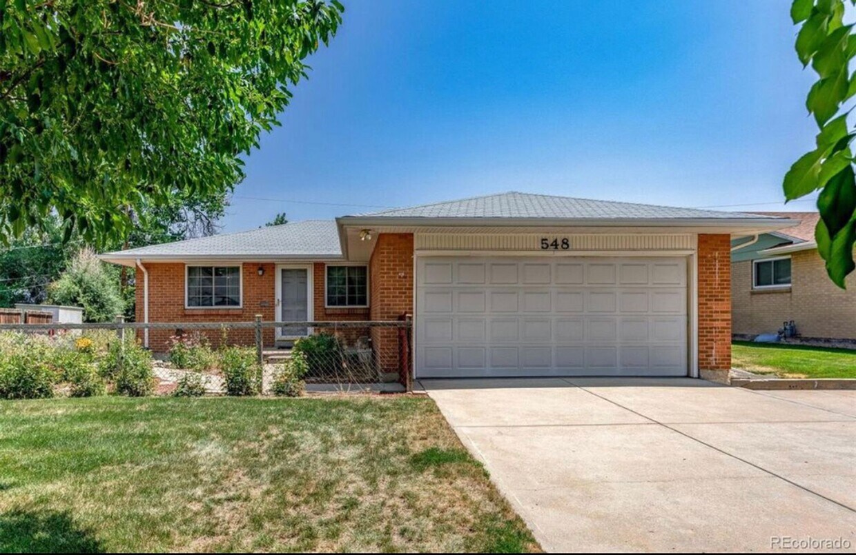 Primary Photo - Large Aurora Lynn Knolls Home