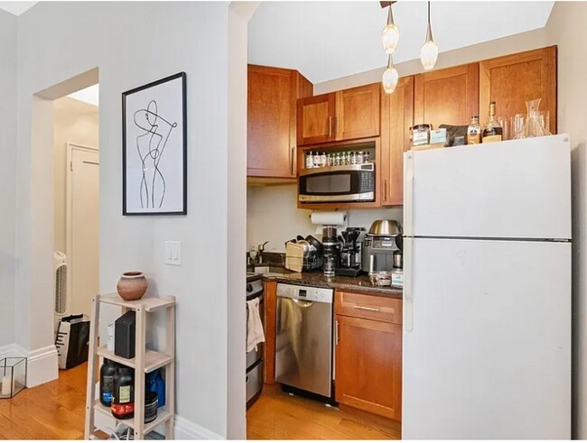 Building Photo - Elegant Back Bay 1-Bed in Historic Victori...