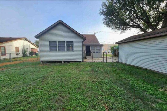 Building Photo - 1511 E North St