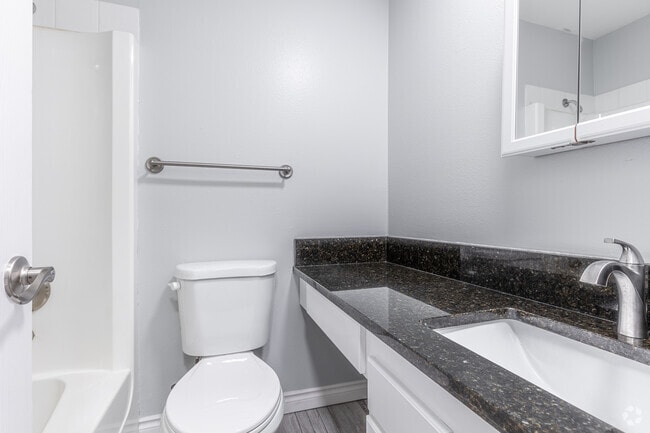 2HAB, 1.5BA - 905SF - Baño 1 - Capitol Gardens