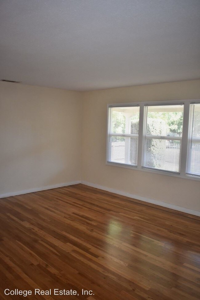 Building Photo - 2 br, 1 bath House - 103 E. Barrymore St.