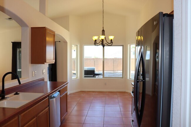 Foto del edificio - East Side 3 Bed 2 Bath Energy Efficient Pulte Home