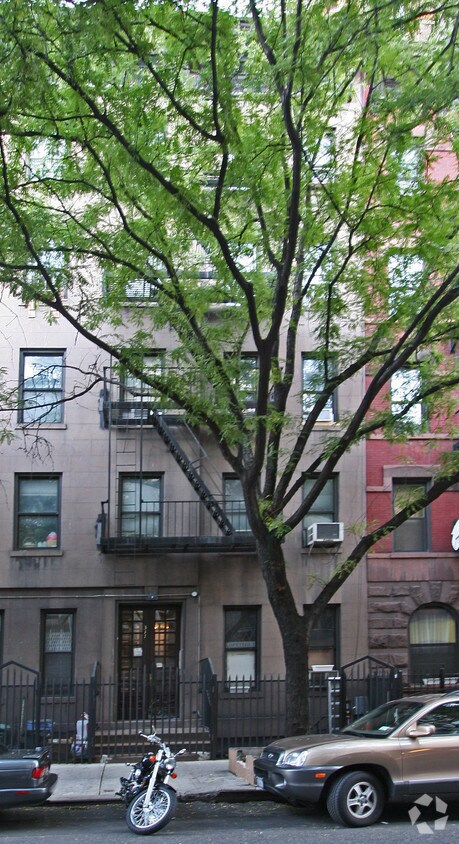 Foto del edificio - 311 W 47th St