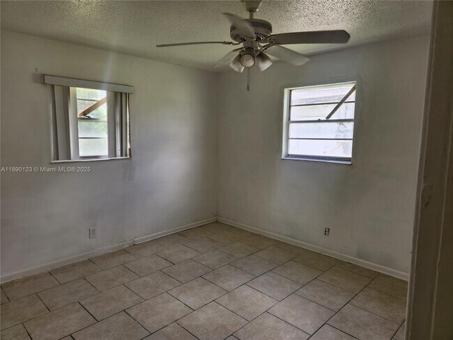 Foto del edificio - 361 Silver Beach Rd