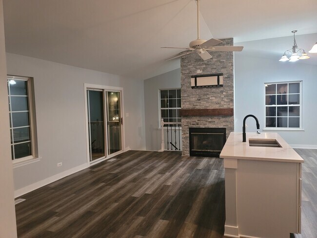 Building Photo - 688 Fieldcrest Dr