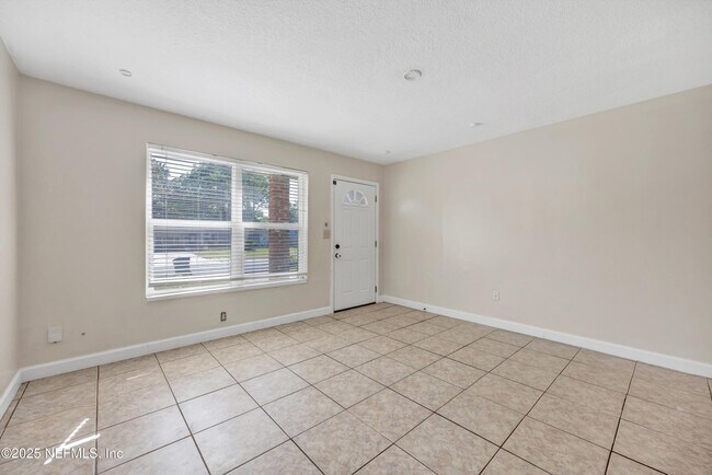 Foto del edificio - 2930 Wycombe Dr W