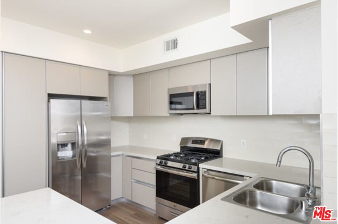 Foto principal - 4909 Rosewood Ave
