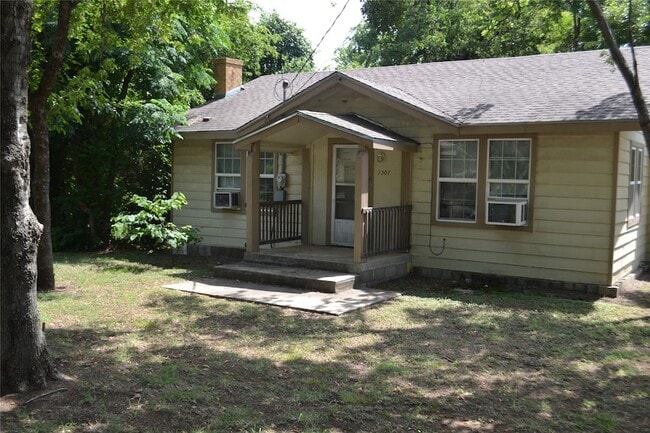 Photo - 1301 Bernard St House