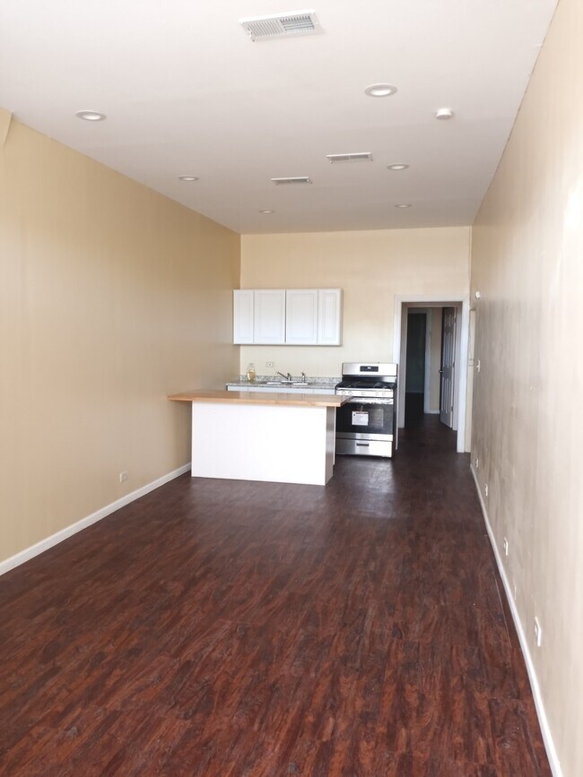 Foto del edificio - 2150 N Pulaski Rd