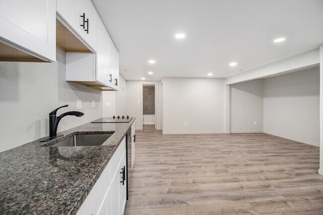 Foto del edificio - Garden Level 2 Bed, 1 Bath Duplex Availabl...